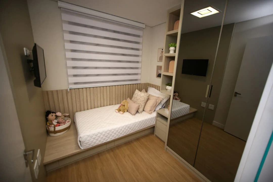 ห้องนอนเล็กจัดวางเฟอร์นิเจอร์อย่างเป็นระเบียบและอบอุ่น