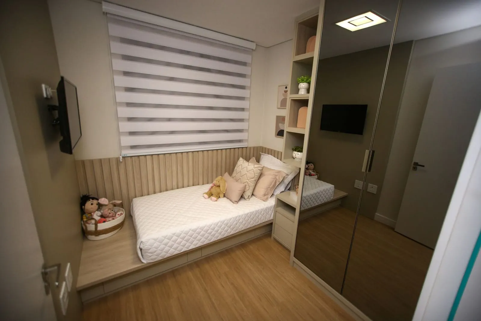 ห้องนอนเล็กจัดวางเฟอร์นิเจอร์อย่างเป็นระเบียบและอบอุ่น