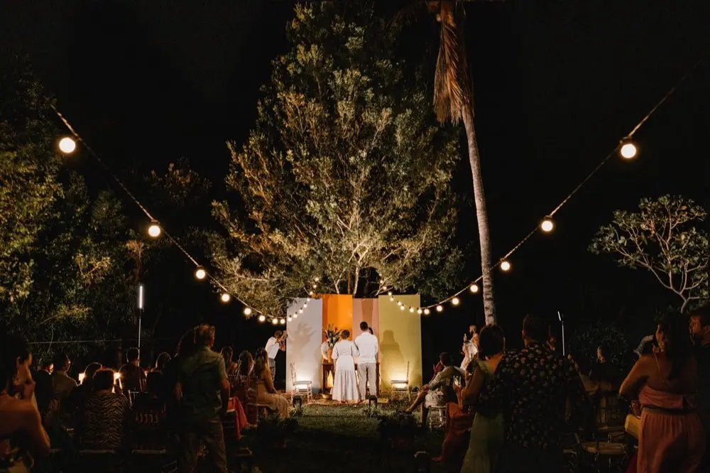 คู่รักจับมือกันในงานแต่งงานเล็กจัดกลางสวน บรรยากาศเรียบง่ายอบอุ่น