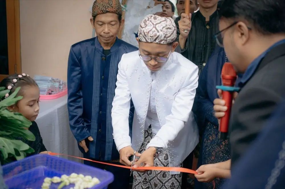 ริบบิ้นเปิดงานพิธีเปิดร้านใหญ่พร้อมพวงมาลัยแสดงความยินดี