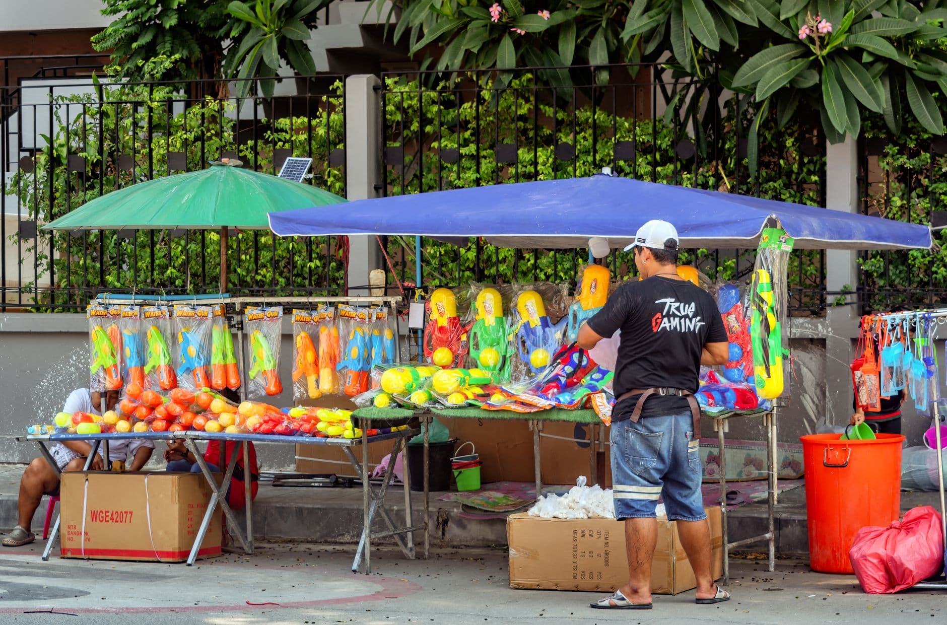 คนไทยสวมเสื้อลายดอกสีสันสดใสร่วมงานสงกรานต์