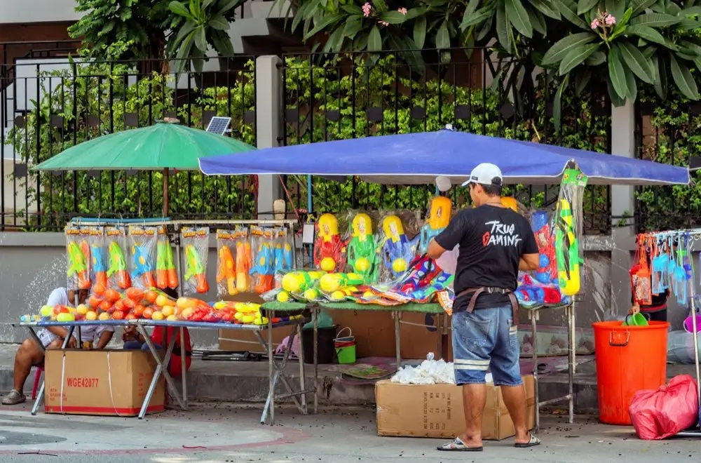 คนไทยสวมเสื้อลายดอกสีสันสดใสร่วมงานสงกรานต์