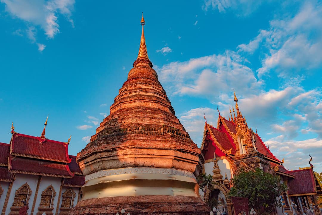 ครอบครัวช่วยกันก่อพระเจดีย์ทรายในลานวัดช่วงเทศกาลสงกรานต์