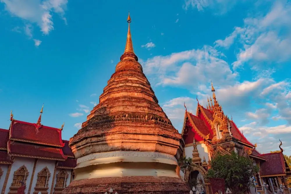 ครอบครัวช่วยกันก่อพระเจดีย์ทรายในลานวัดช่วงเทศกาลสงกรานต์
