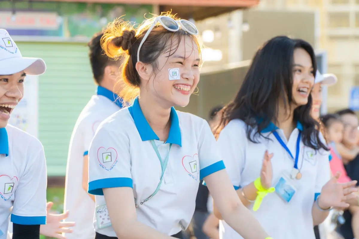กลุ่มอาสาสมัครยิ้มร่วมกันขณะทำกิจกรรมการกุศล