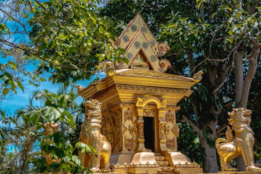 ศาลพระภูมิตั้งอยู่มุมสวนหน้าบ้าน มีเครื่องไหว้และธูปเทียนวางเรียบร้อย