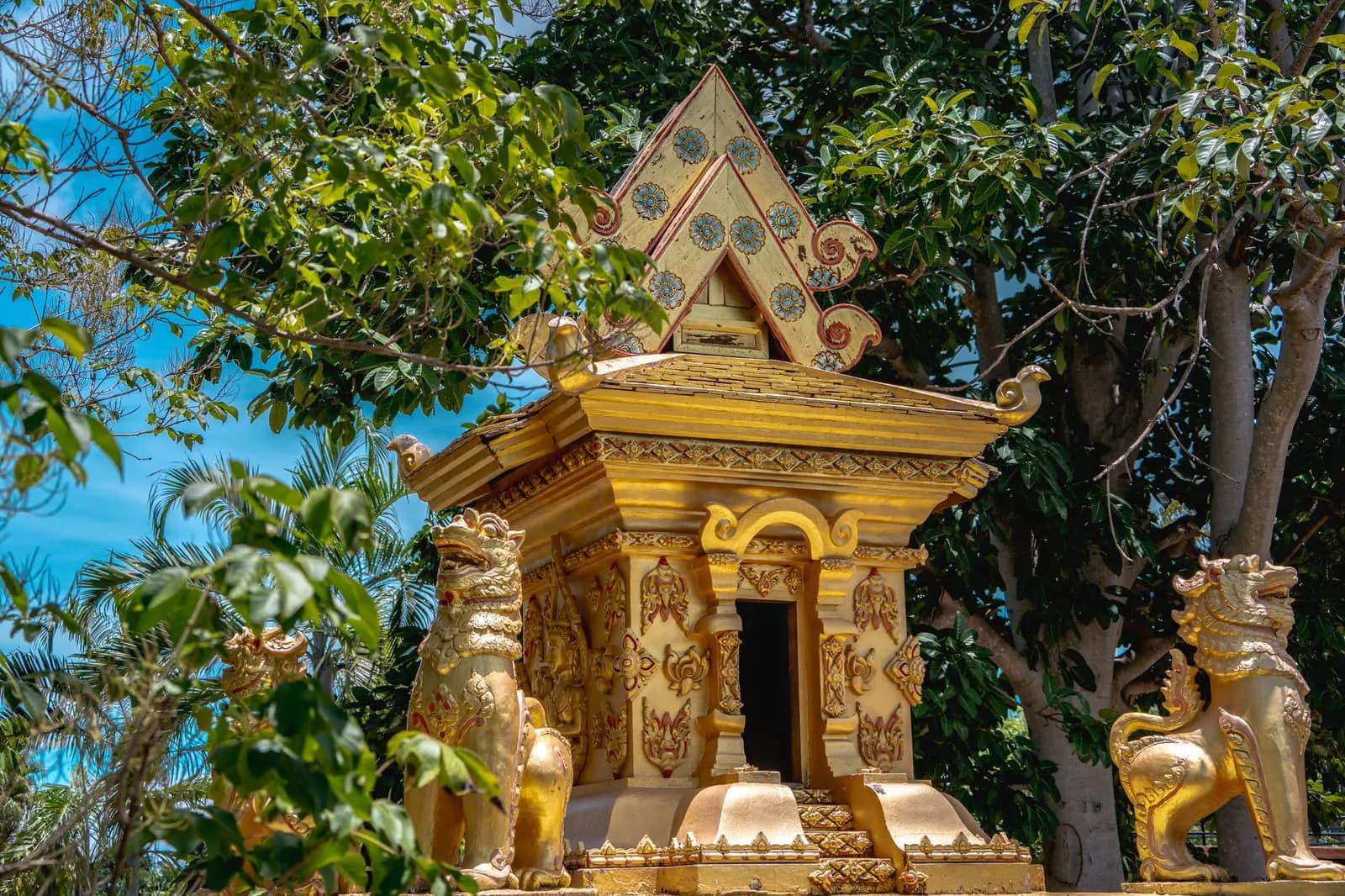 ศาลพระภูมิตั้งอยู่มุมสวนหน้าบ้าน มีเครื่องไหว้และธูปเทียนวางเรียบร้อย
