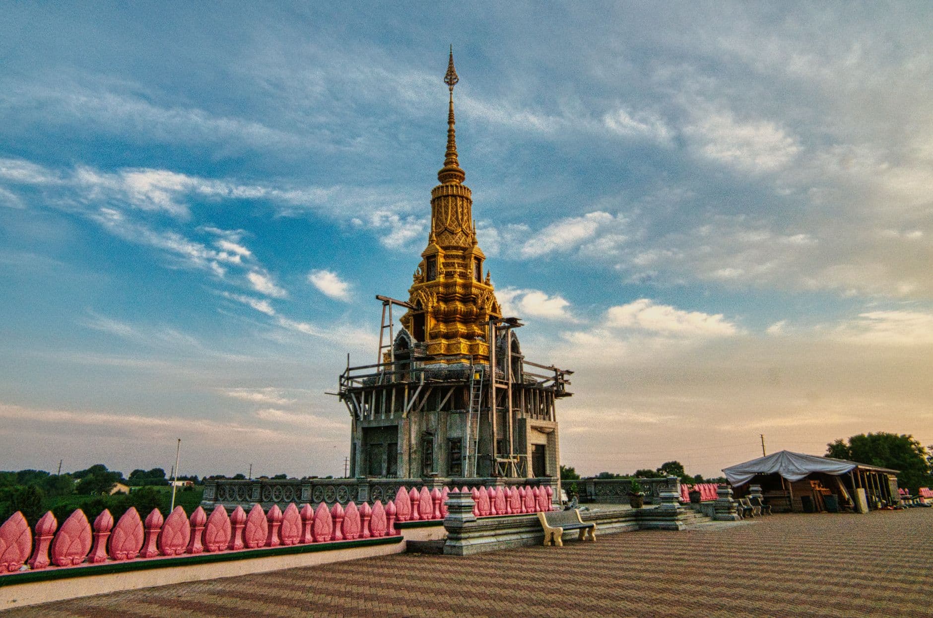 ศาลพระภูมิไทยตั้งอยู่ในสวนพร้อมของไหว้
