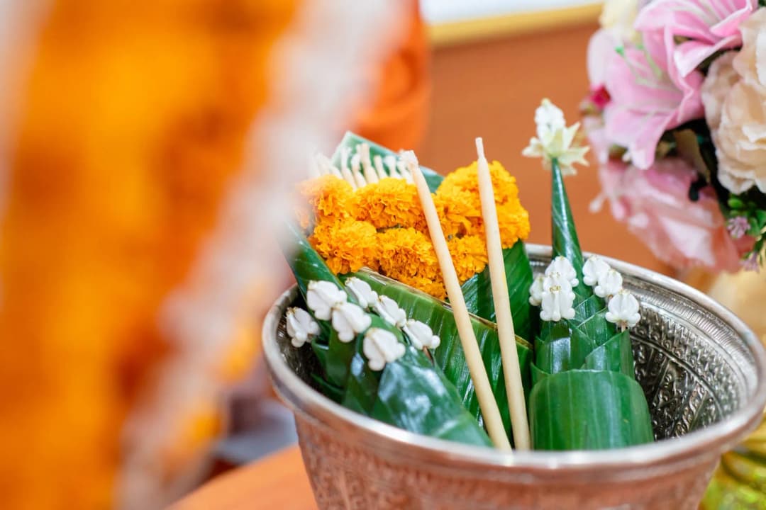 พิธีมงคลสมรสไทยแบบดั้งเดิมมีขันหมากและพานบายศรี