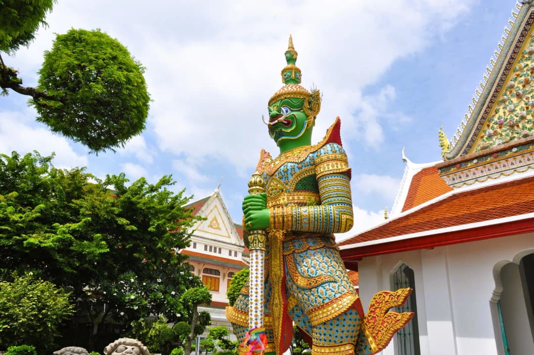 รูปปั้นท้าวเวสสุวรรณสีทองในศาลาวัดไทย
