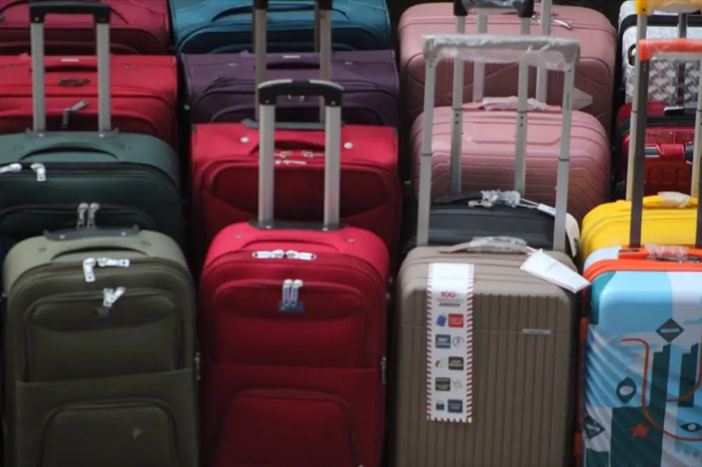 นักเดินทางกำลังจัดของใส่กระเป๋าเดินทางที่สนามบิน