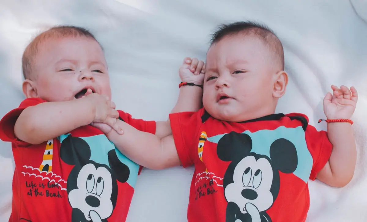 ทารกแฝดสองคนนอนอยู่ในเปลเดียวกัน