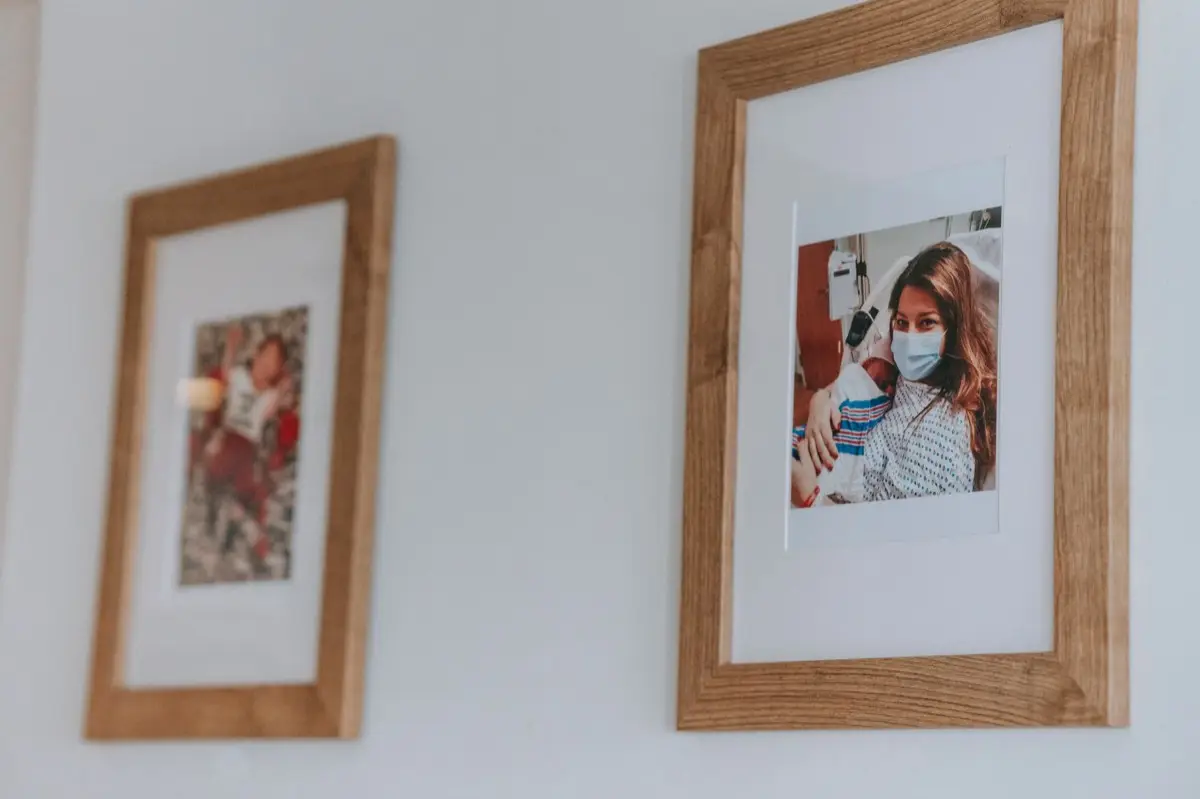 ทารกแฝดสองคนนอนอยู่ในเปลข้างกันที่ห้องเด็กแรกเกิดในโรงพยาบาล