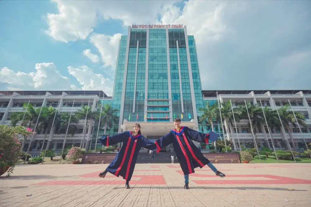 คู่รักนักศึกษายืนคุยกันในรั้วมหาวิทยาลัย