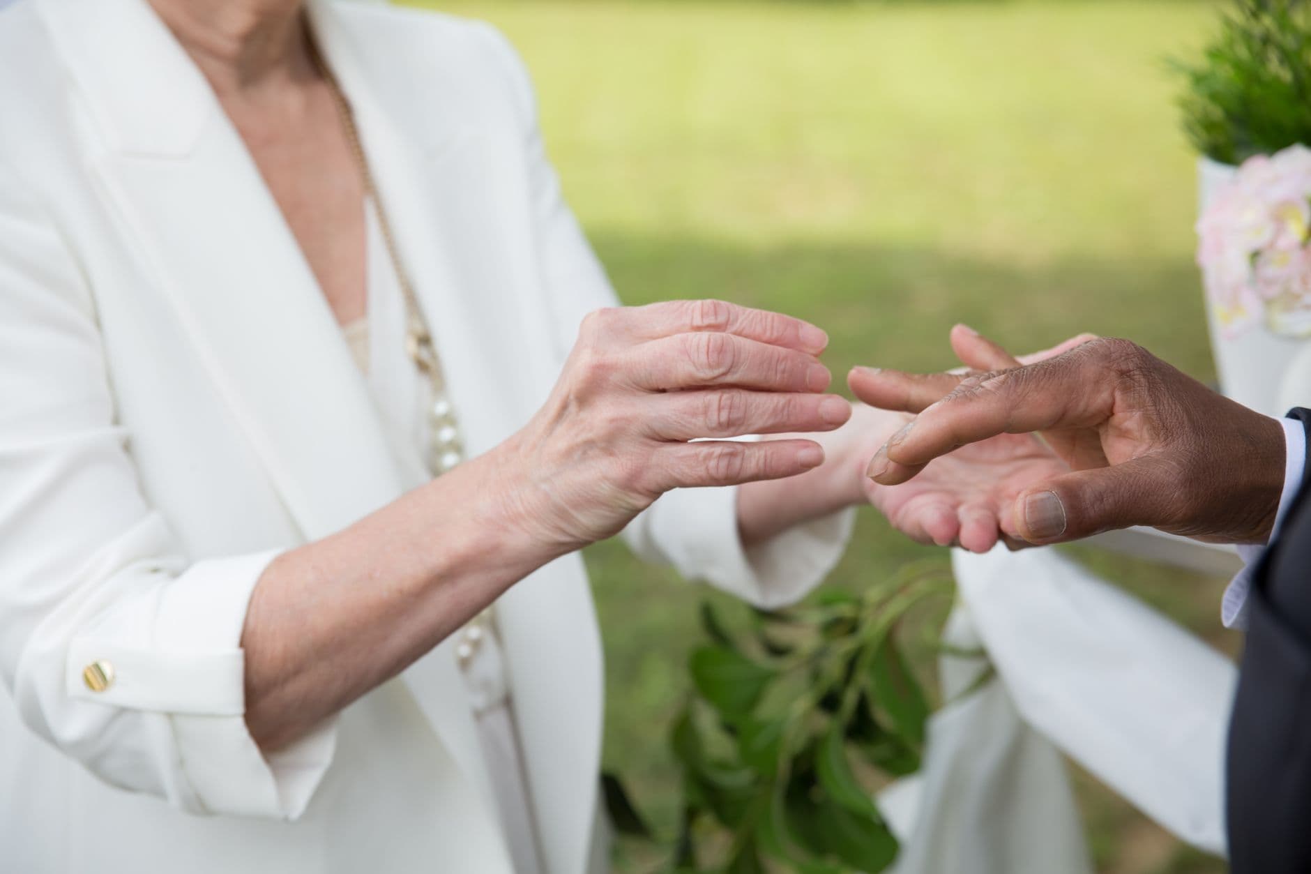 คู่รักวัยกลางคนจับมือกันในพิธีต่อคำสาบานรัก