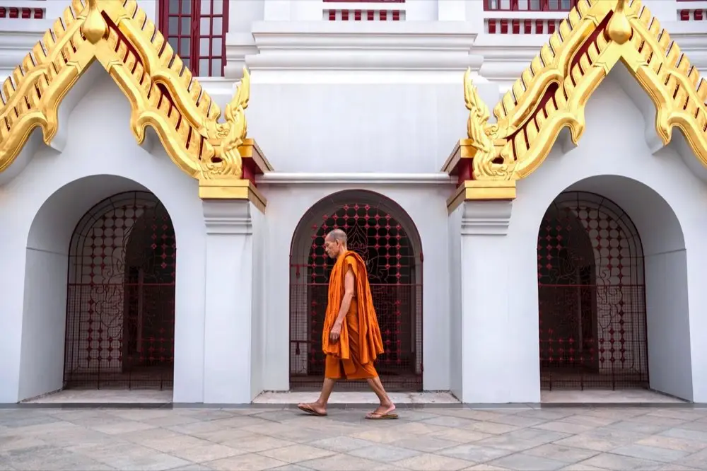 พระสงฆ์เดินในวัดยามเช้า บรรยากาศสงบก่อนวันพระ