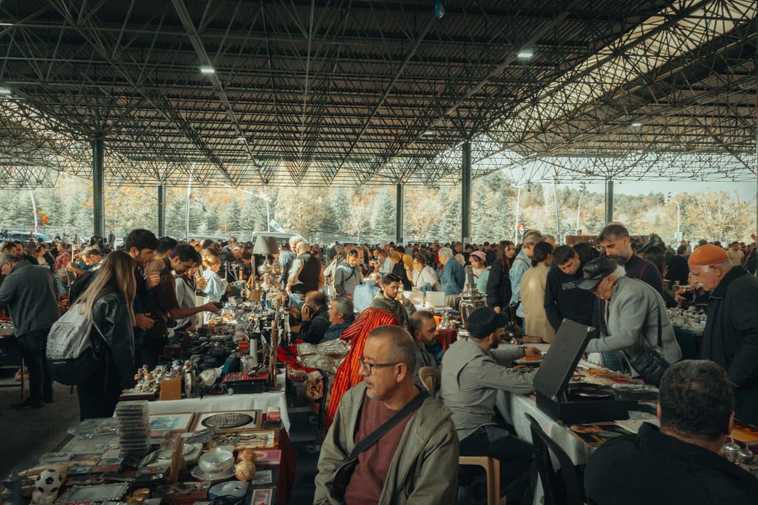 แผงขายของตลาดนัดกลางแจ้งพร้อมสินค้าจัดวางเป็นระเบียบก่อนเปิดขาย
