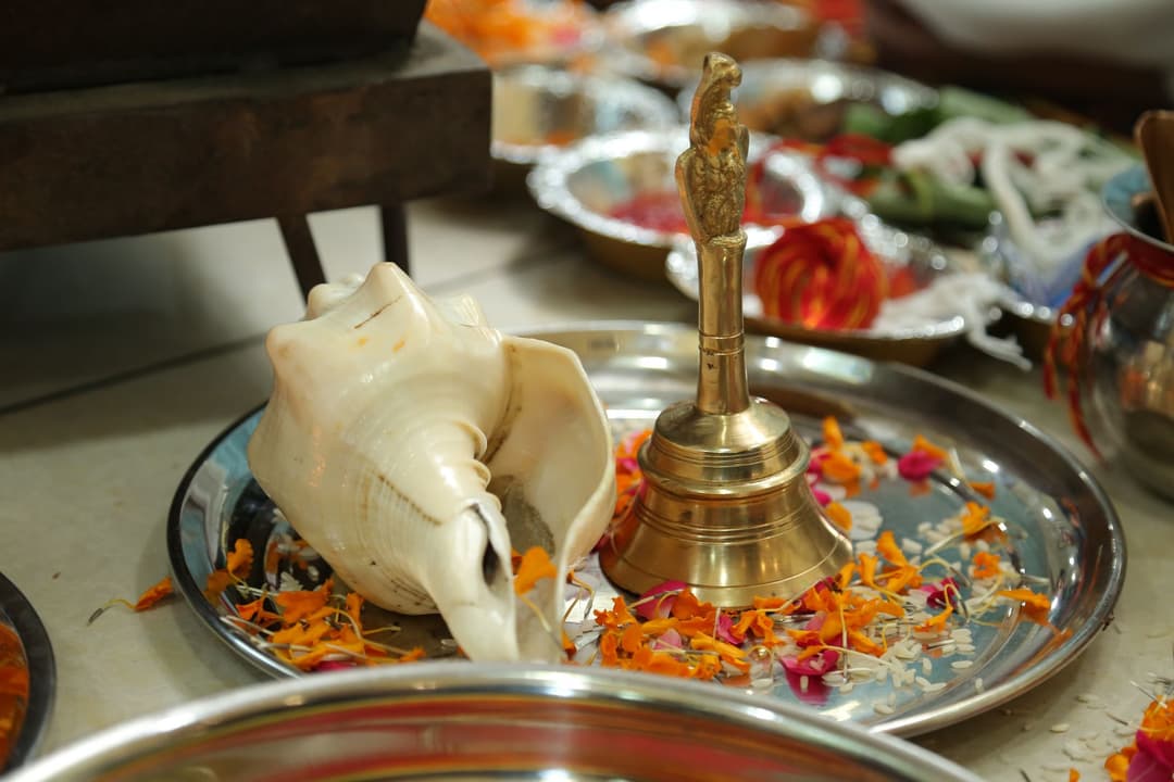 หอยสังข์เงินใช้รดน้ำในพิธีแต่งงานไทยวางอยู่บนพานดอกไม้