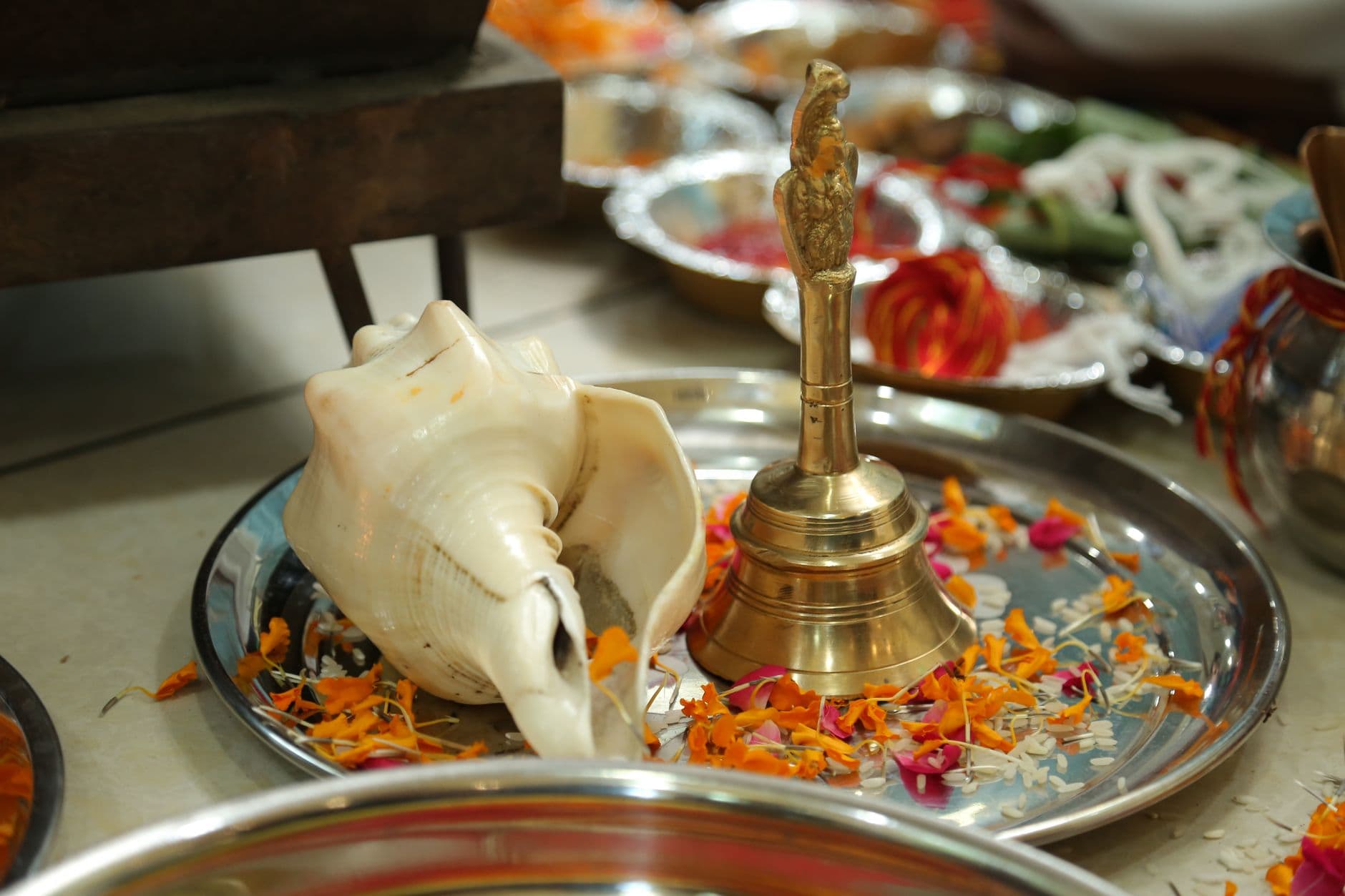 หอยสังข์เงินใช้รดน้ำในพิธีแต่งงานไทยวางอยู่บนพานดอกไม้