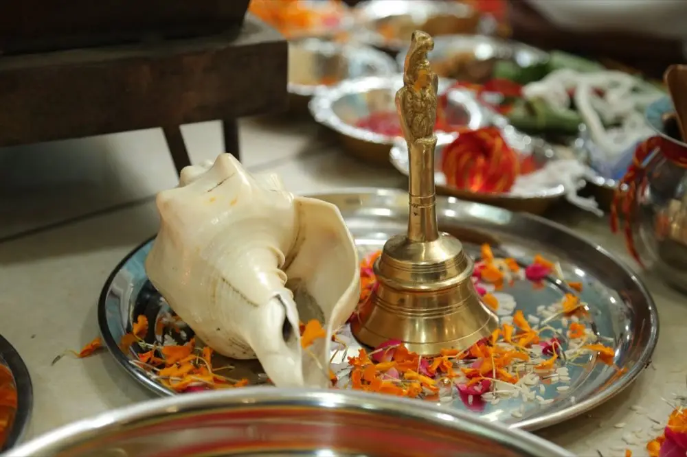 หอยสังข์เงินใช้รดน้ำในพิธีแต่งงานไทยวางอยู่บนพานดอกไม้