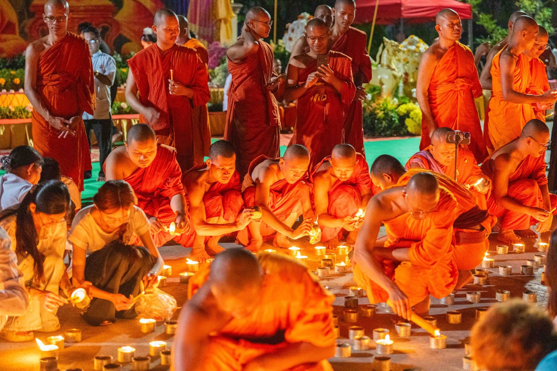 เทียนพรรษาจุดสว่างอยู่หน้าพระประธานในวัดช่วงเทศกาลเข้าพรรษา