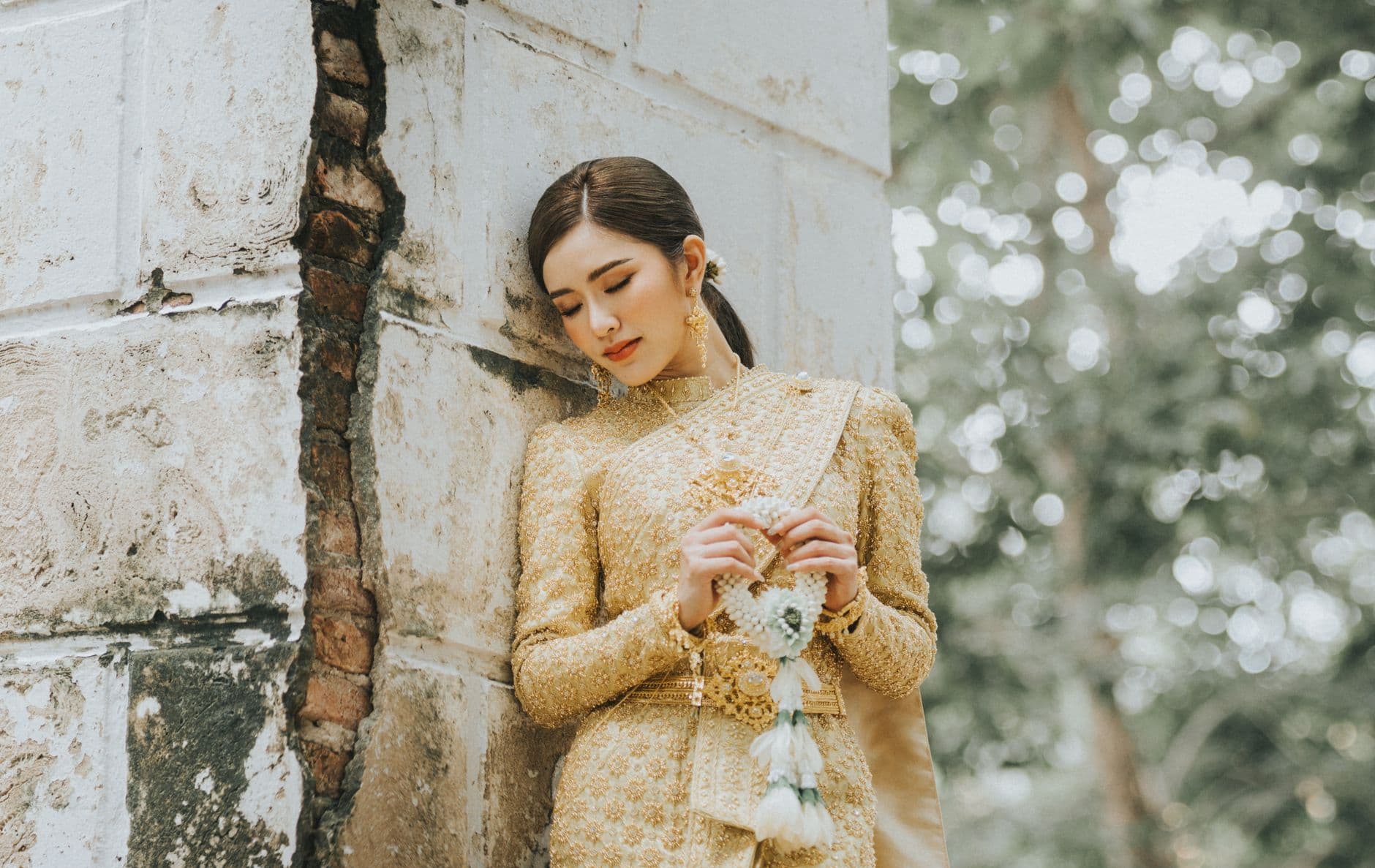 คู่บ่าวสาวไทยในพิธีแต่งงานแบบดั้งเดิม
