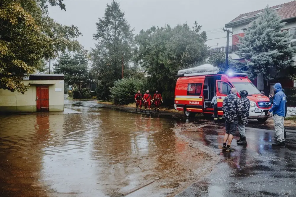 โต๊ะจัดงานแต่งงานกลางแจ้งที่มีเก้าอี้ว่างเปล่าท่ามกลางฝนตกหนัก
