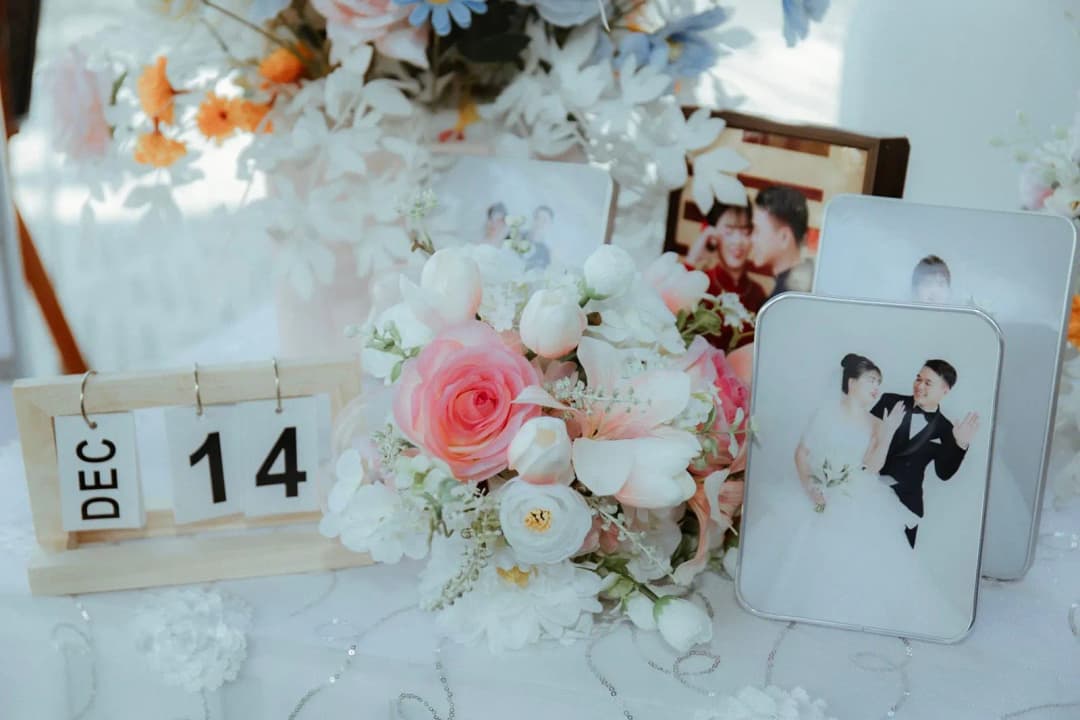 คู่รักนั่งวางแผนงานแต่งงานพร้อมปฏิทินและสมุดจดรายการเตรียมงาน
