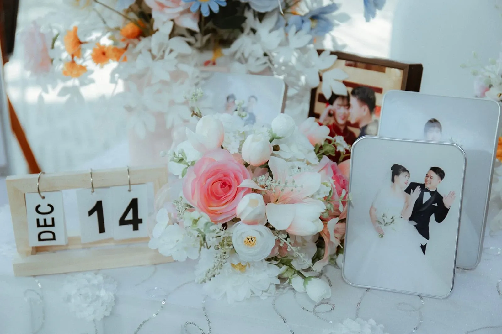 คู่รักนั่งวางแผนงานแต่งงานพร้อมปฏิทินและสมุดจดรายการเตรียมงาน