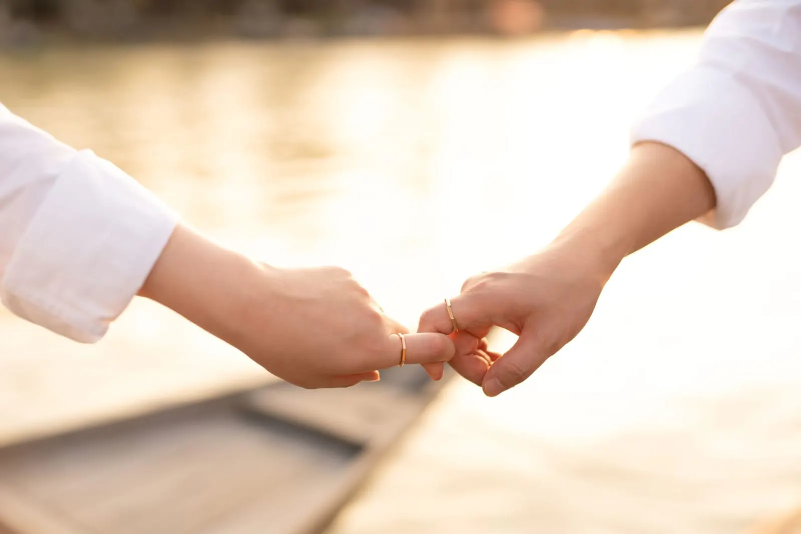 คู่รักจับมือกันเดินเล่นในแสงแดดยามเย็น