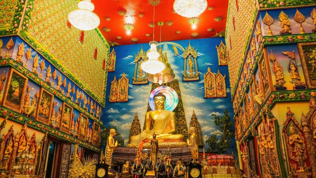 ผ้ายันต์ลายอักขระสีเหลืองแขวนอยู่เหนือประตูร้านค้า