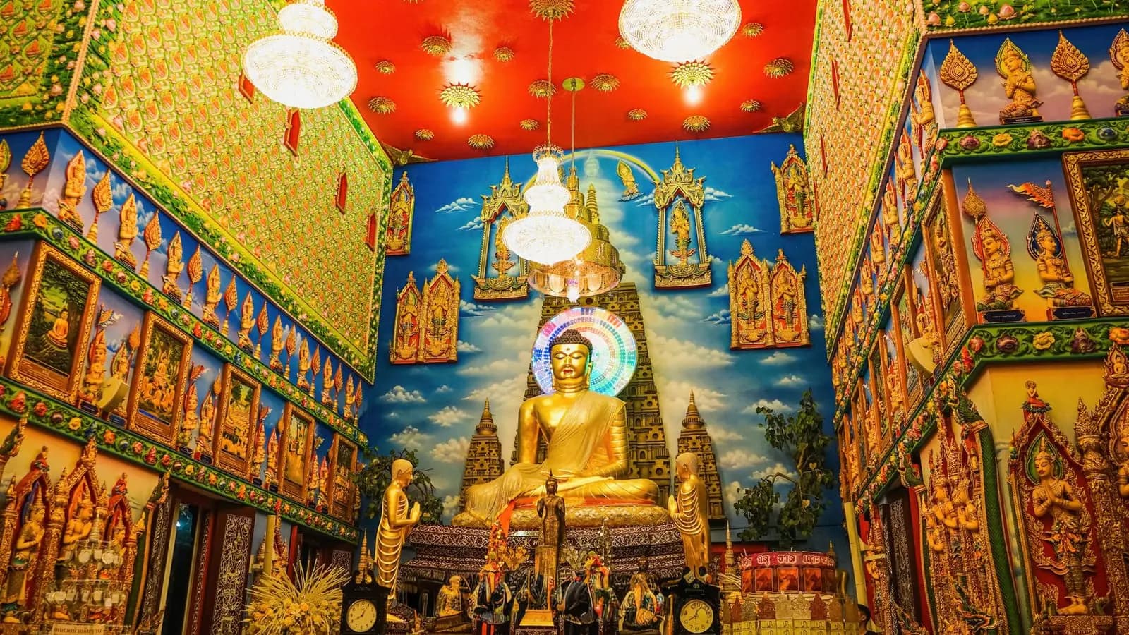 ผ้ายันต์ลายอักขระสีเหลืองแขวนอยู่เหนือประตูร้านค้า