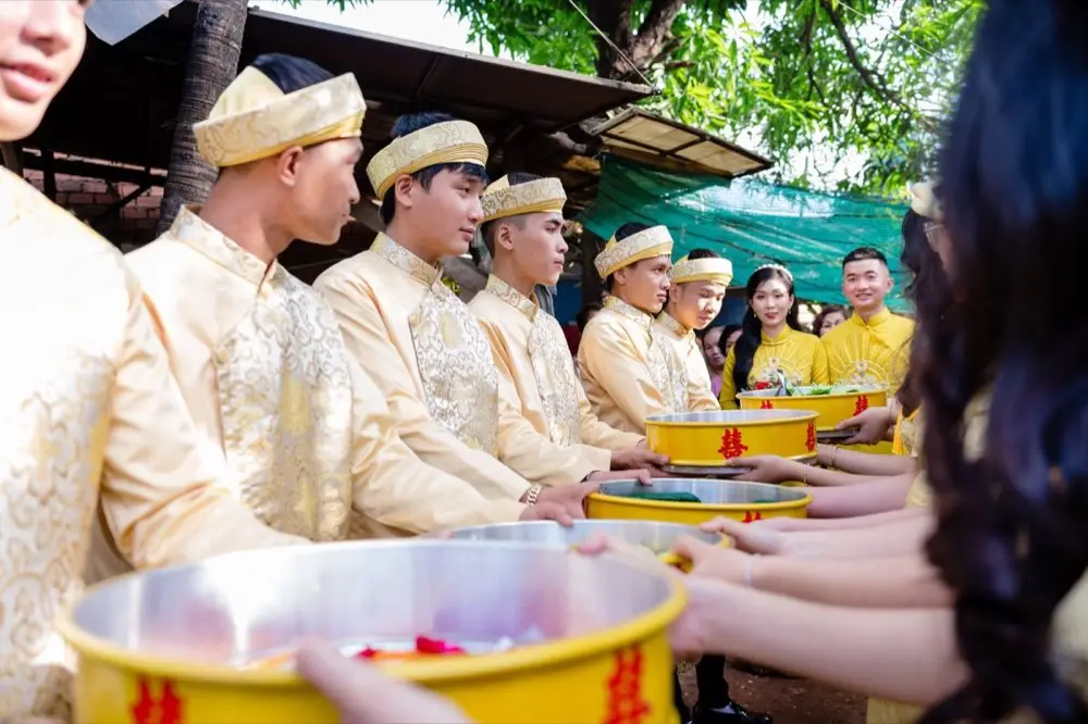 พิธีแต่งงานไทยที่ครอบครัวร่วมกันให้พร