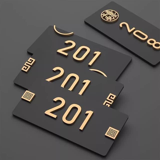 ป้ายเลขที่บ้านอะคริลิคสีดำ ตัวเลข 201 นูน 3 มิติสีทอง มีลายกรอบมุมแบบจีน